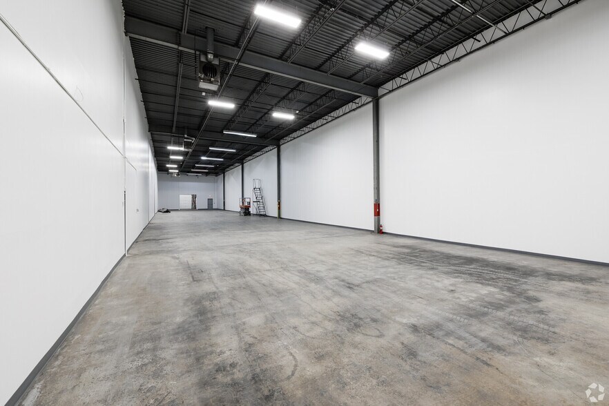 More Photos Of 300 Corporate Dr, Mahwah Warehouse For Lease