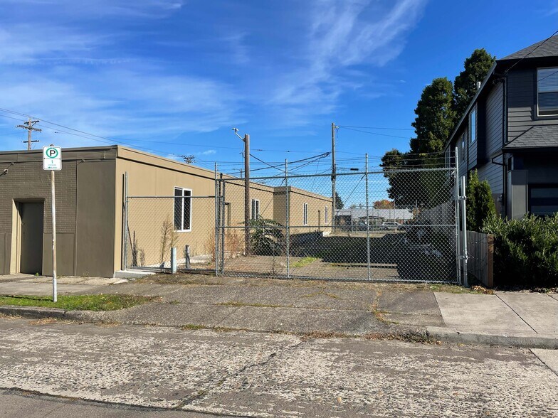 More Photos Of 2052-2056 N Lombard St, Portland Storefront For Lease