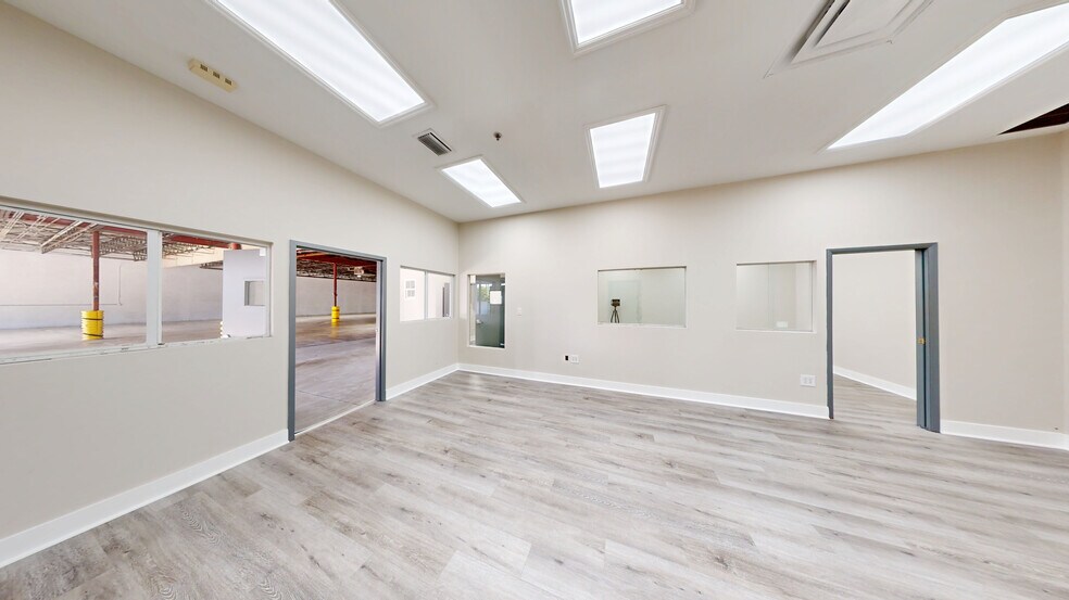 More Photos Of 8007-8115 NW 74th Ave, Miami Warehouse For Lease