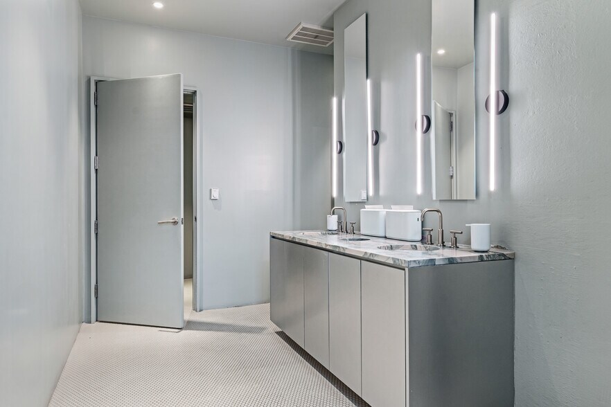 More Photos Of 80 Richards St, Brooklyn Light Manufacturing For Lease