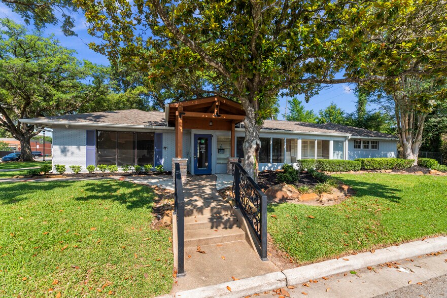 More Photos Of 1001 Avenue B, Katy Storefront Retail Office For Lease