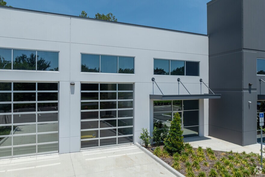 More Photos Of 8340 Southpark Cir, Orlando Flex For Lease