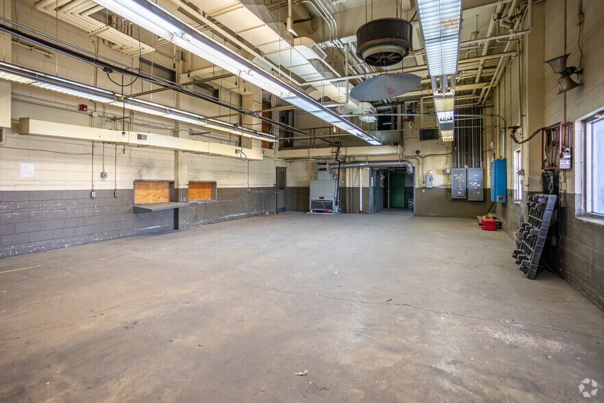 More Photos Of 204-208 W Main St, Johnson City Light Manufacturing For Sale