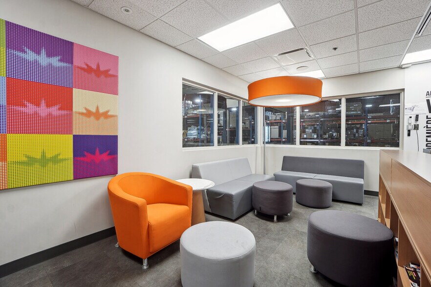 More Photos Of 1675 Boul de Montarville, Boucherville Warehouse For Lease