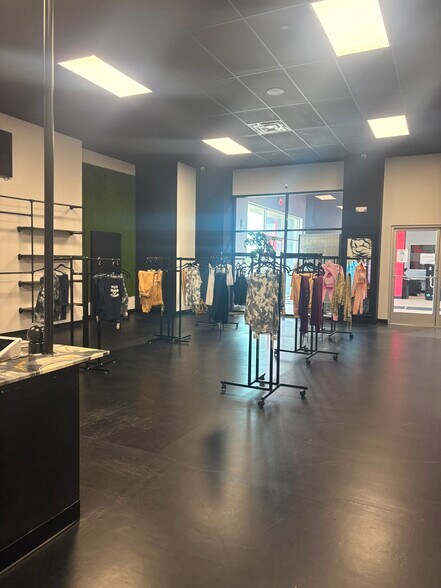 More Photos Of 10000 Emmett F Lowry Expy, Texas City Health Club For Lease