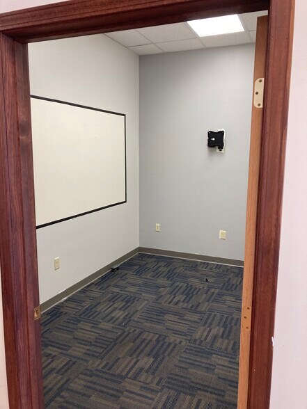 More Photos Of 2604-2616 Shelden St, Warsaw Unknown For Lease