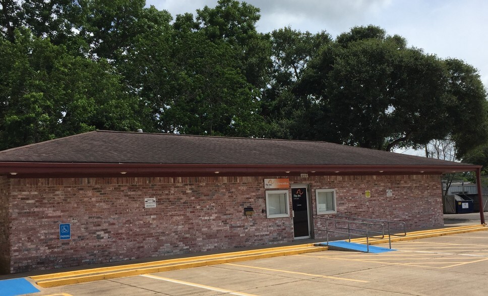 More Photos Of 204 W Coombs St, Alvin Medical For Lease