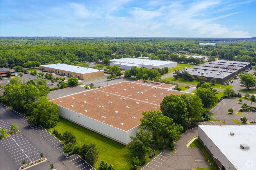 More Photos Of 820 East Gate Dr, Mount Laurel Warehouse For Lease