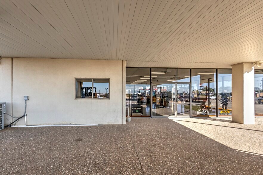 More Photos Of 1909 N Highway 81, Duncan Auto Dealership For Sale