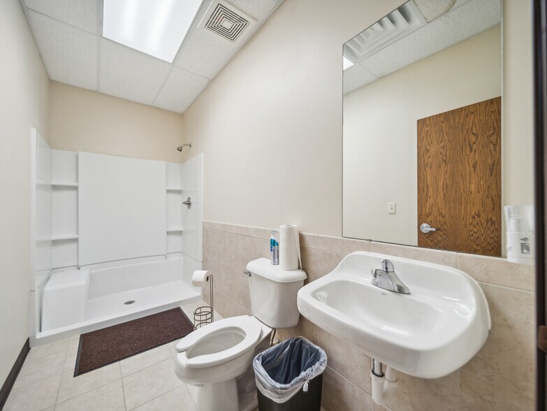 More Photos Of 2005 N Yellowood Ave, Broken Arrow Warehouse For Sale