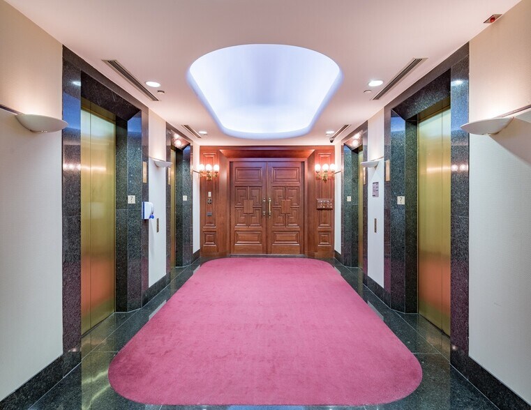 More Photos Of 2500 Boul Daniel-Johnson, Laval Office For Lease