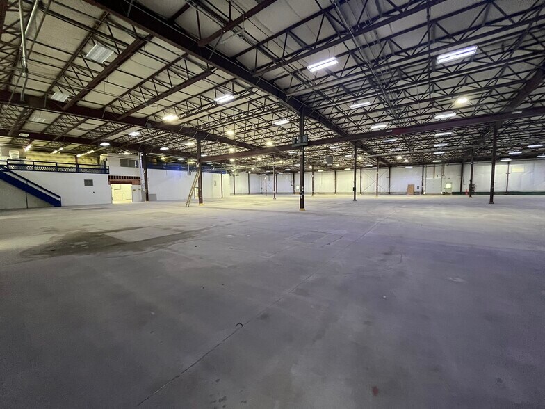 More Photos Of 16 Washington Ave, Scarborough Warehouse For Lease