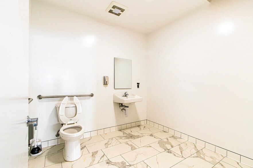 More Photos Of 2815 23rd St, San Francisco Flex For Lease