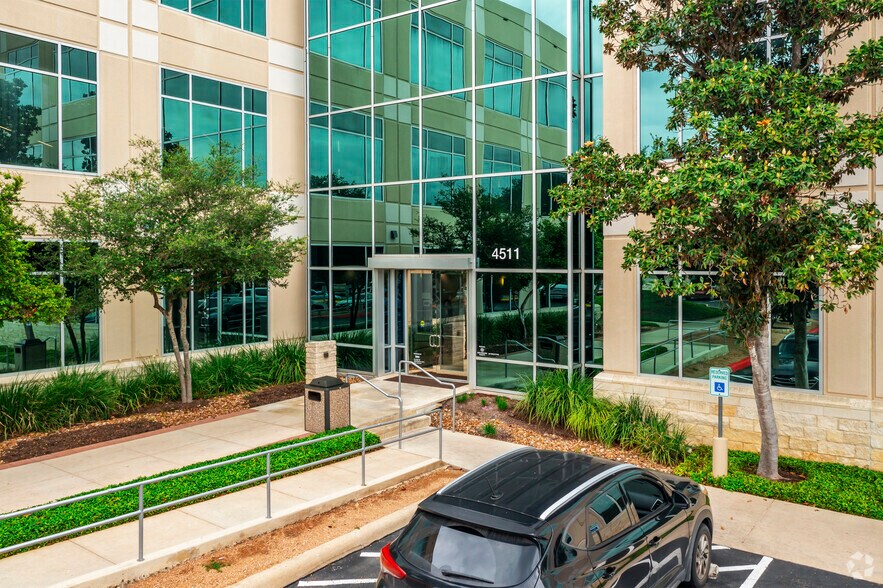 More Photos Of 4511 Horizon Hill Blvd, San Antonio Unknown For Lease
