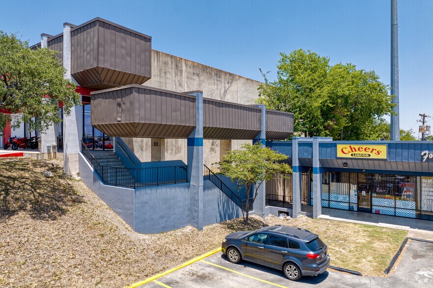 More Photos Of 900 E Braker Ln, Austin Storefront For Lease