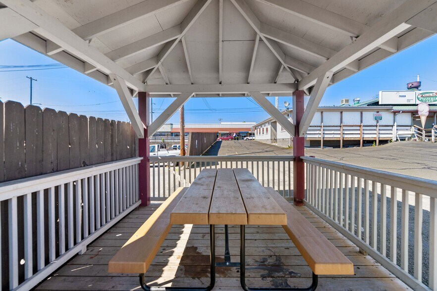 More Photos Of 29 W 1st St, Coquille Restaurant For Sale