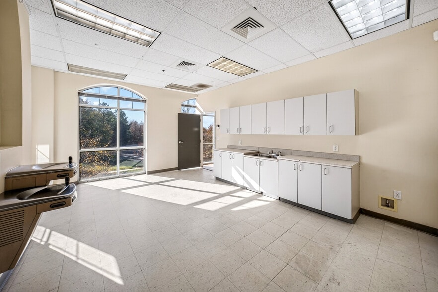 More Photos Of 10210 Berkeley Place Dr, Charlotte Storefront Retail Office For Lease