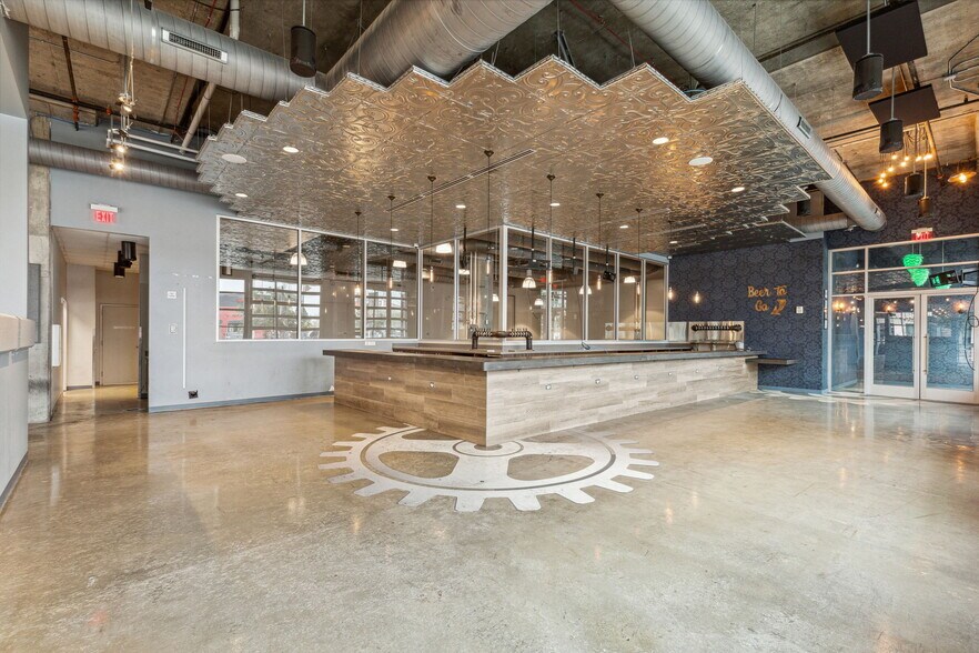 More Photos Of 340 Singleton Blvd, Dallas Restaurant For Lease