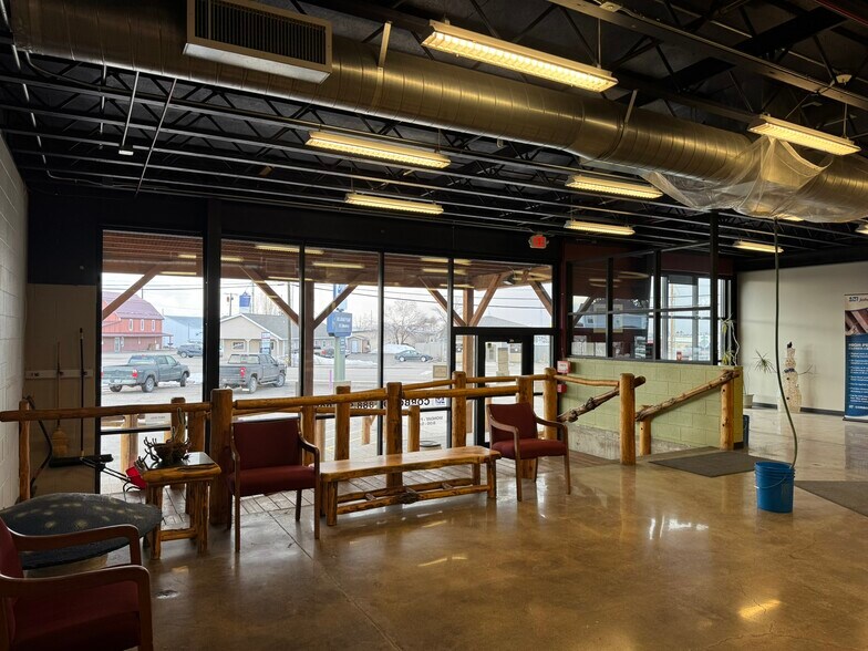 More Photos Of 100 S Broadway, Belgrade Distribution For Sale