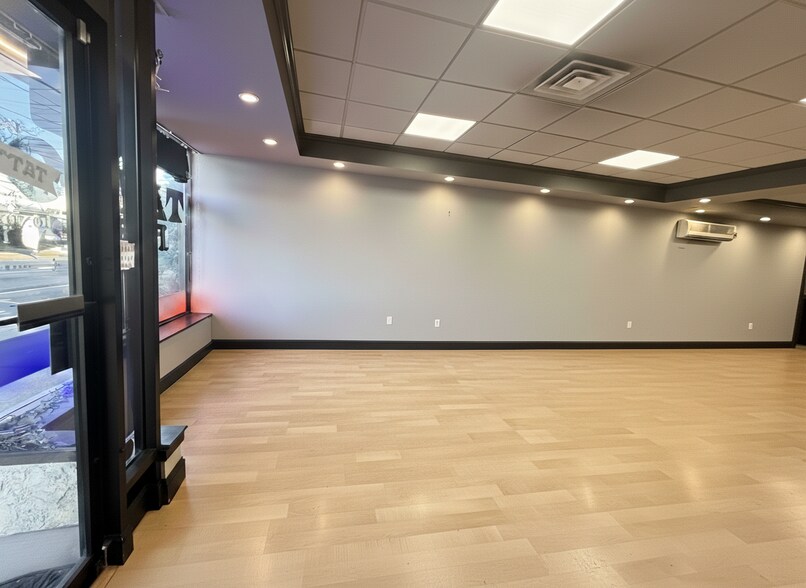 More Photos Of 123-127 Merrick Rd, Amityville Storefront For Lease