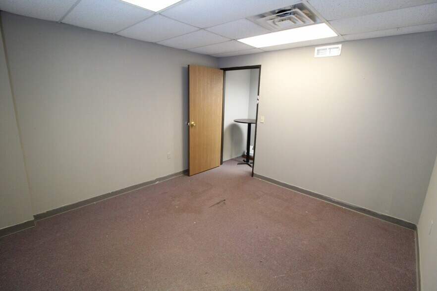 More Photos Of 7320 W 162nd St, Overland Park Showroom For Lease
