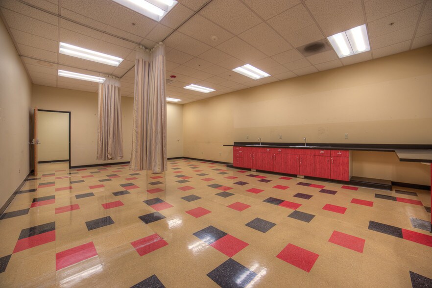 More Photos Of 410 W Bakerview Rd, Bellingham General Retail For Lease