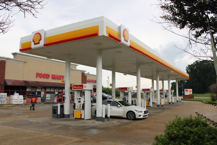 More Photos Of 2700 N University Ave, Lafayette Service Station For Lease