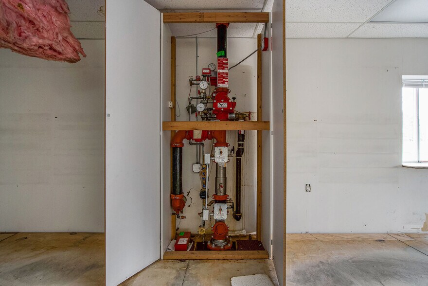 More Photos Of 24100 Meadowbrook Rd, Novi Storefront For Sale