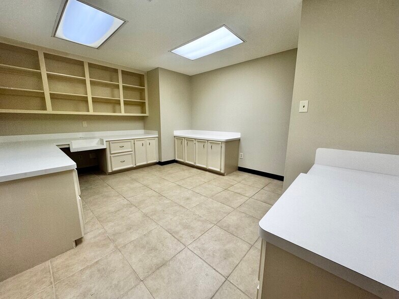More Photos Of 9215 Thomasville Dr, Houston Warehouse For Lease