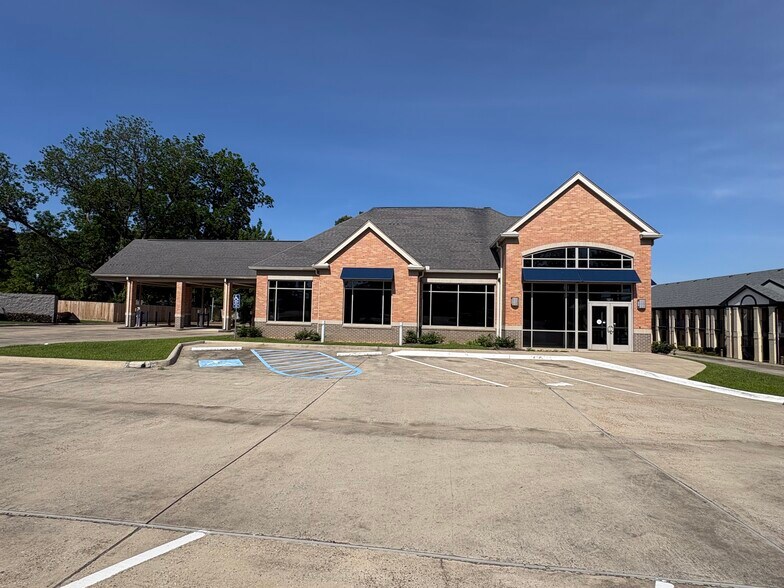 More Photos Of 1011 Cooktown Rd, Ruston Bank For Lease
