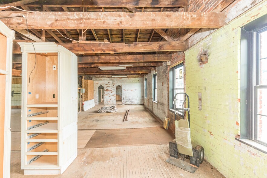 More Photos Of 1340 W Main St, Wytheville Loft Creative Space For Sale