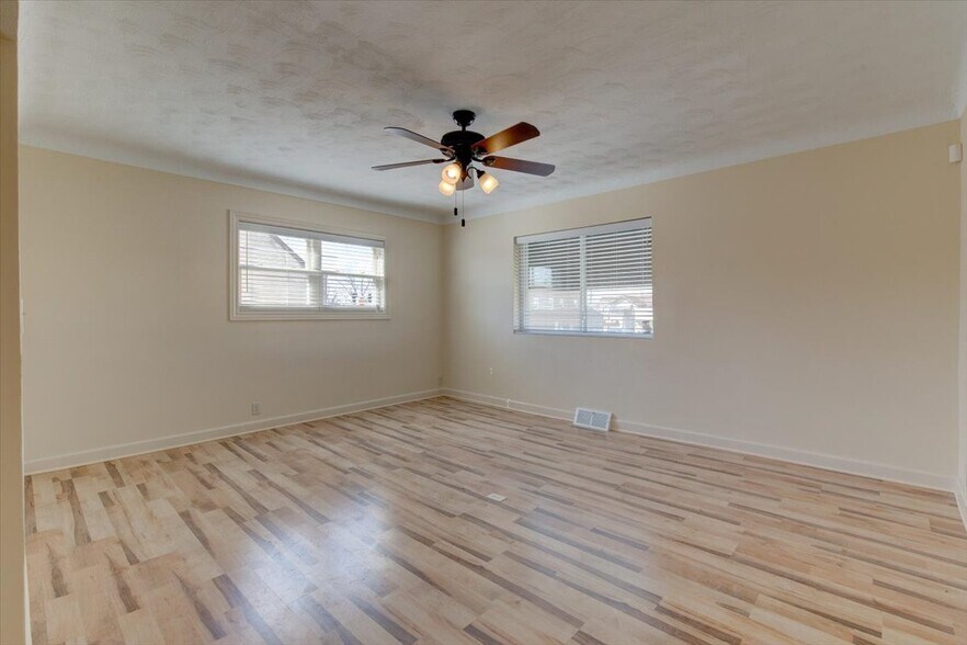 More Photos Of 2919 1st Ave SE, Cedar Rapids Office For Sale