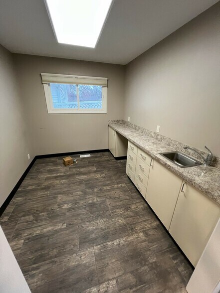More Photos Of 622 N Burlington Ave, York Medical For Lease