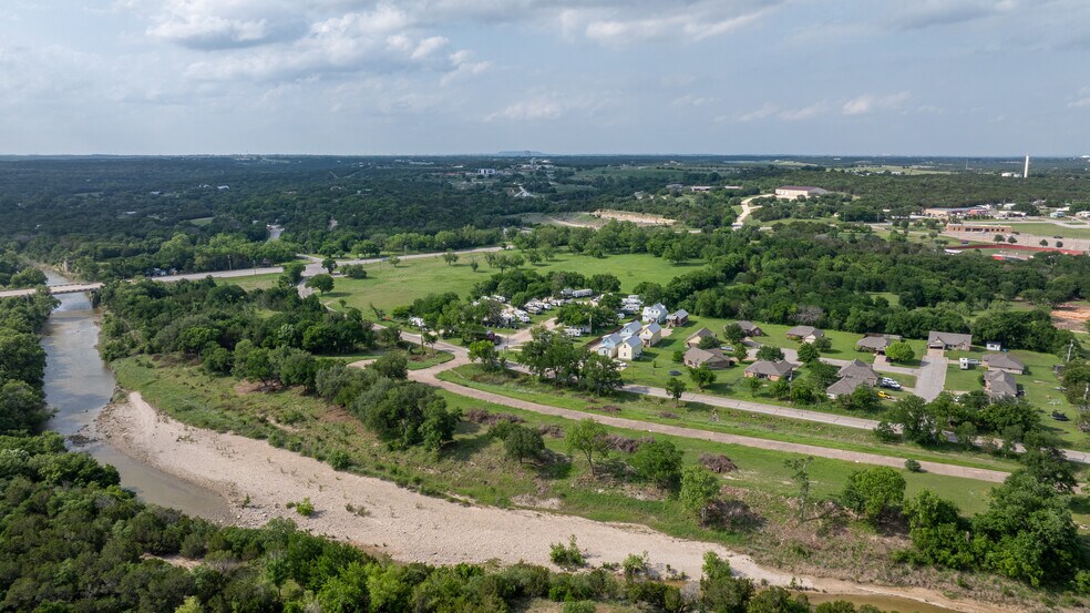 More Photos Of 1804 SW Barnard St, Glen Rose Apartments For Sale