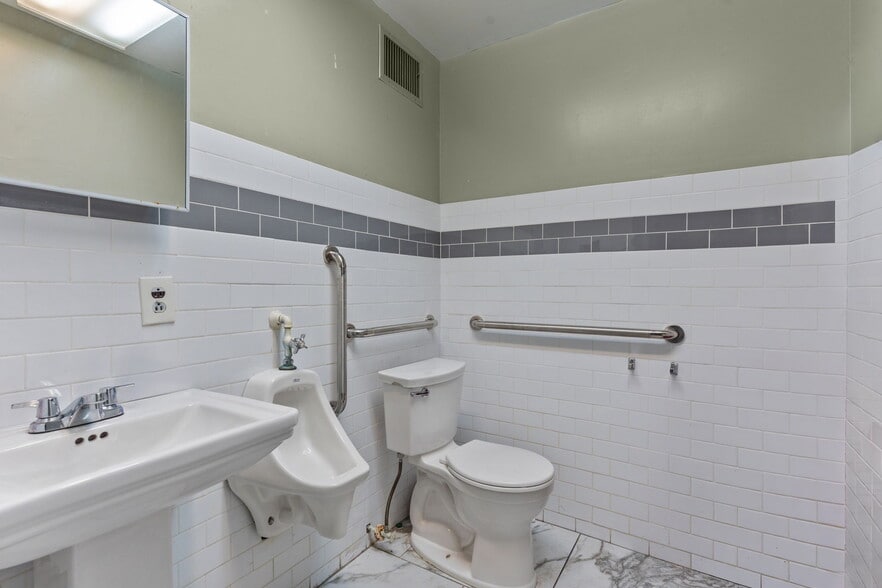 More Photos Of 318 S Broad St, Trenton Storefront For Sale