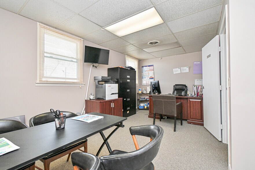 More Photos Of 8240 Clara Ave, Cincinnati Office For Sale