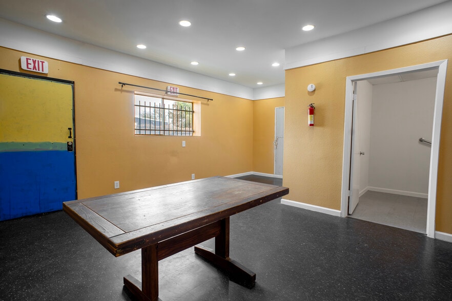More Photos Of 910 Brenda St, Houston Warehouse For Sale
