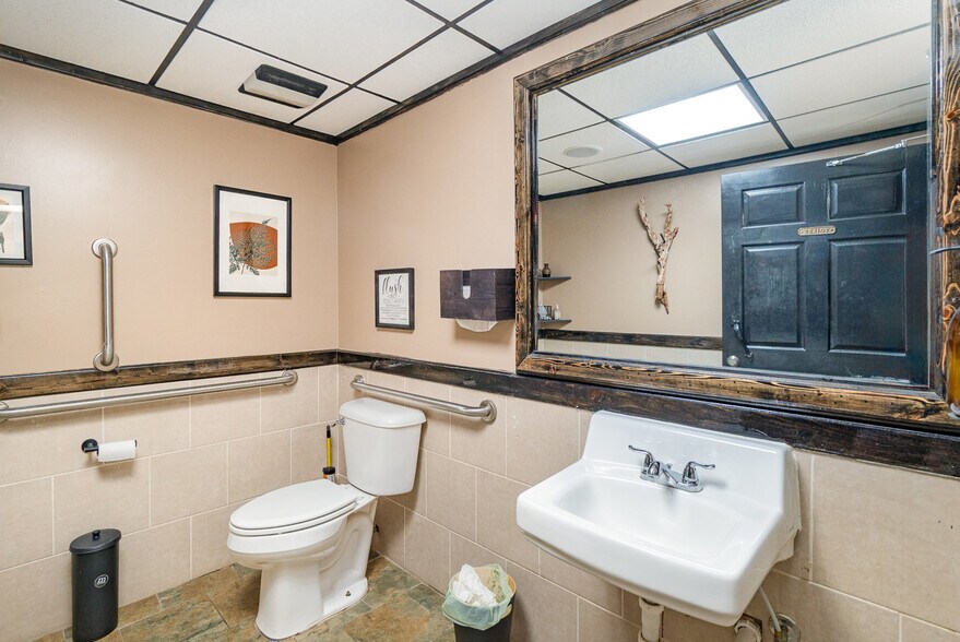 More Photos Of 134 Ashman St, Midland Restaurant For Sale