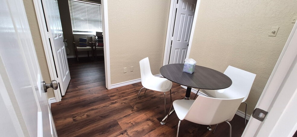 More Photos Of 606 S Harbor Ct, Granbury Office For Lease