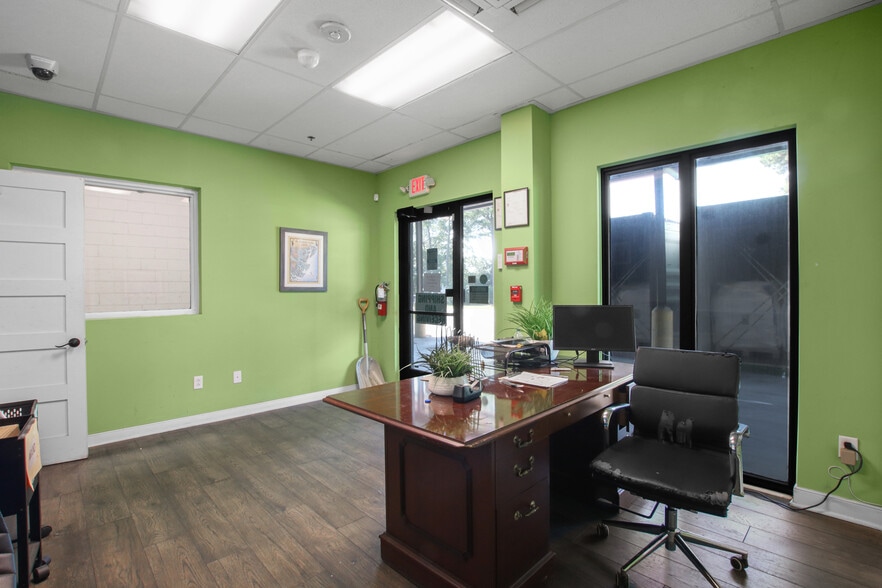More Photos Of 916 Commerce Cir, Hanahan Warehouse For Lease