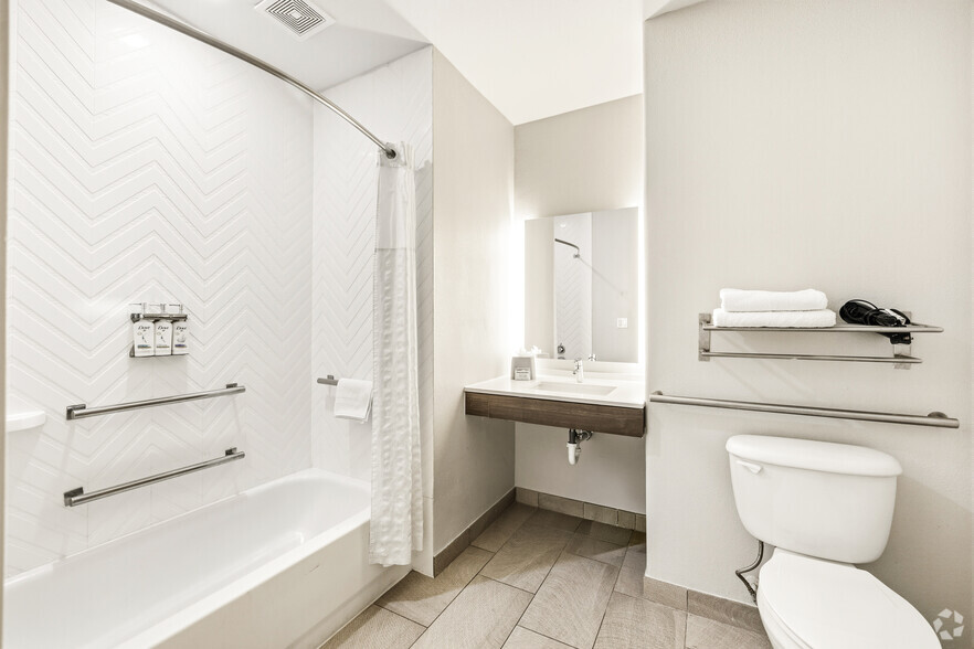 More Photos Of 300 E Central Texas Expy, Killeen Hotel For Sale