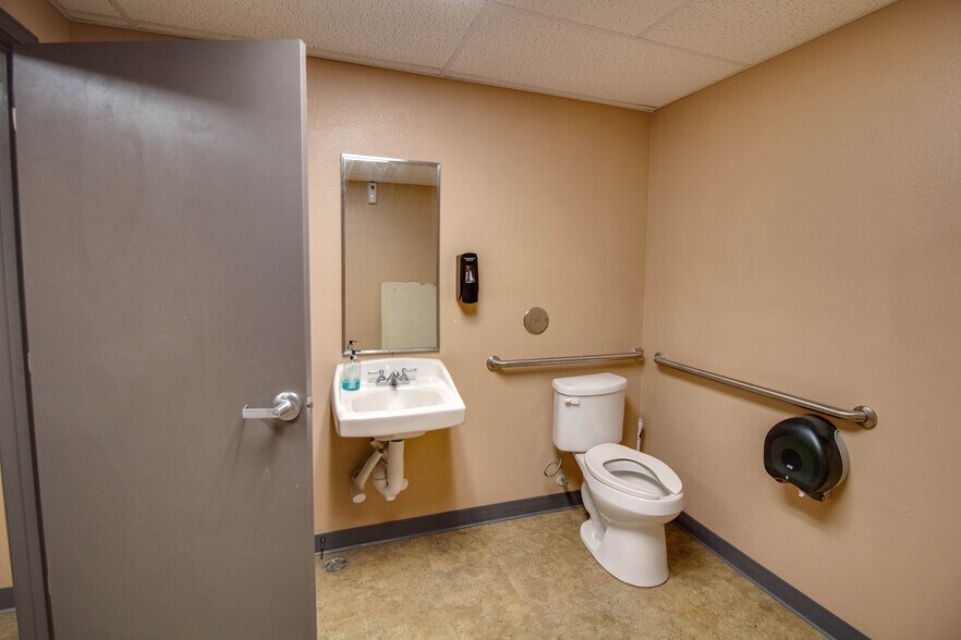 More Photos Of 609 S State St, Jerseyville General Retail For Sale