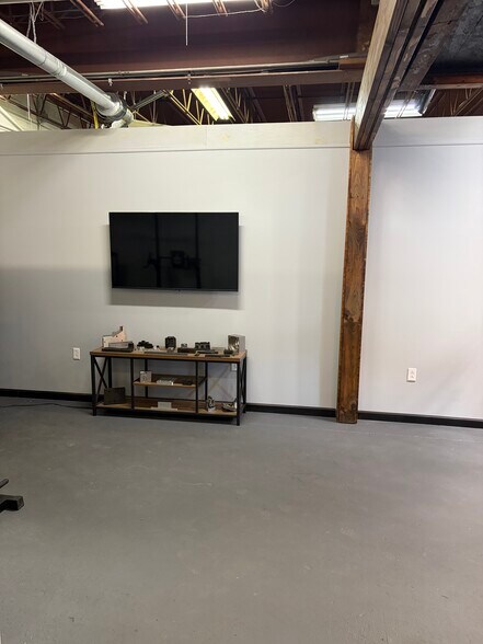 More Photos Of 78 W Main St, Reinholds Warehouse For Lease