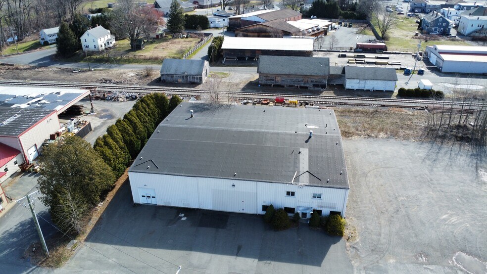 More Photos Of 6 North St, South Deerfield Light Distribution For Sale