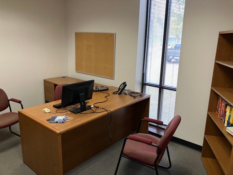More Photos Of 2630 E Lamar Blvd, Arlington Office For Lease