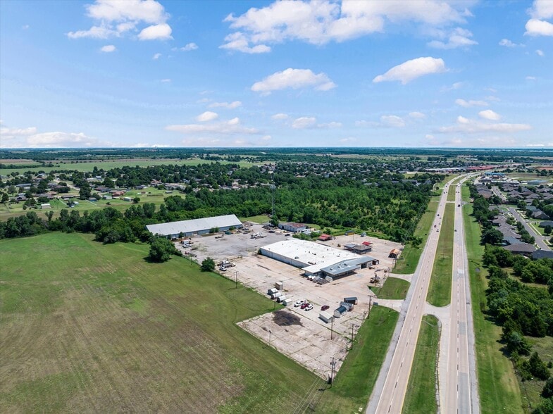 More Photos Of 1515 E Main St, Yukon Industrial For Sale