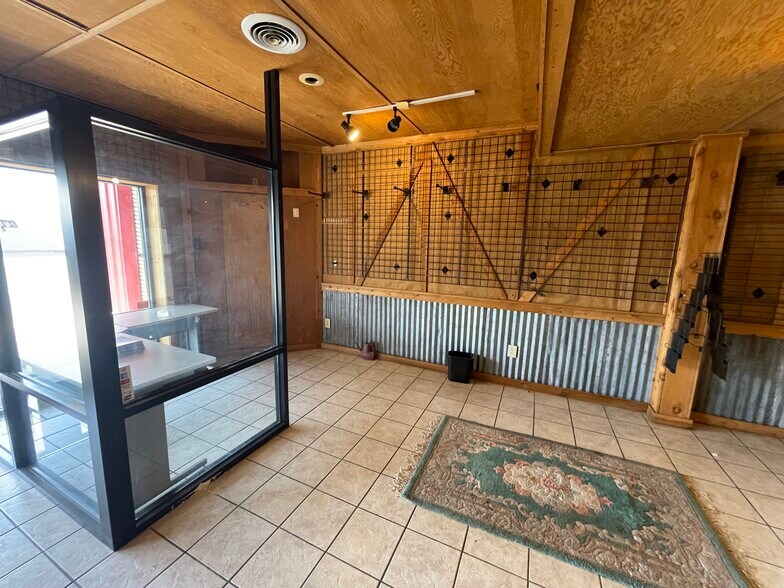 More Photos Of 433 S Main St, Swainsboro Showroom For Sale