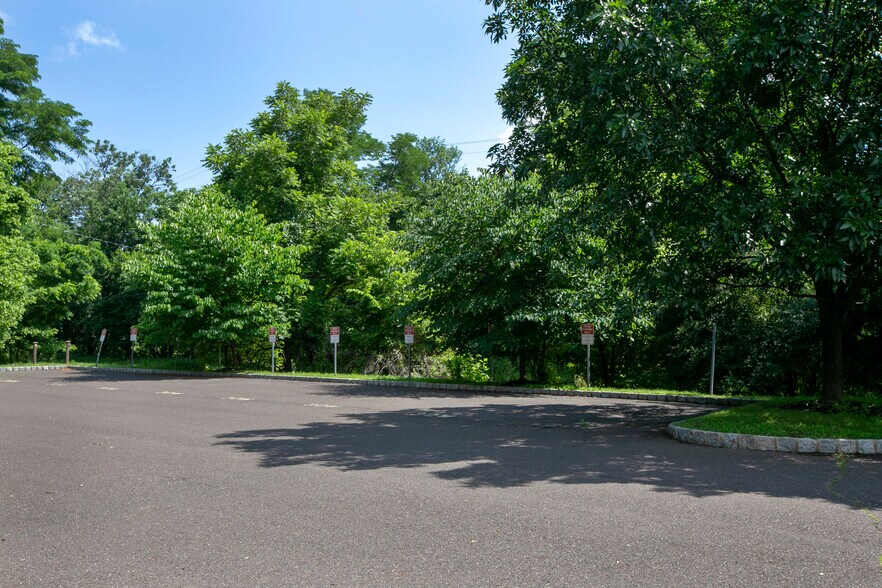 More Photos Of 30 W Bridge St, New Hope Freestanding For Lease