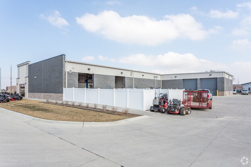 100 Hickman Rd, Waukee, IA 50263 Retail For Lease