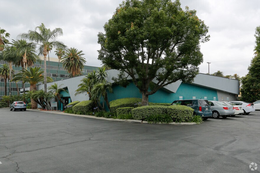 More Photos Of 18039 Sherman Way, Reseda Medical For Lease